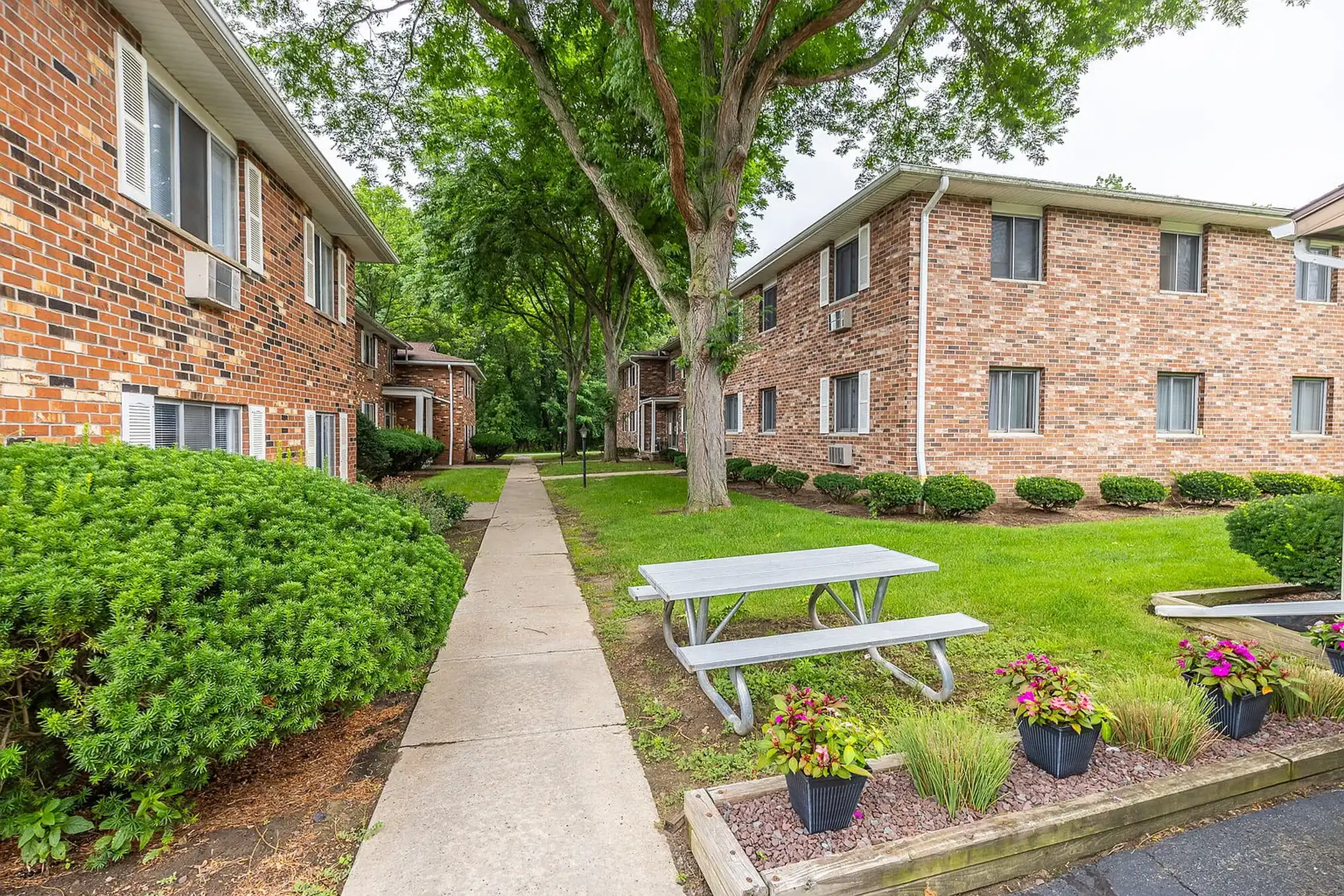 Oakwood Manor Apartments - Fairport, NY 14450 | ApartmentGuide.com