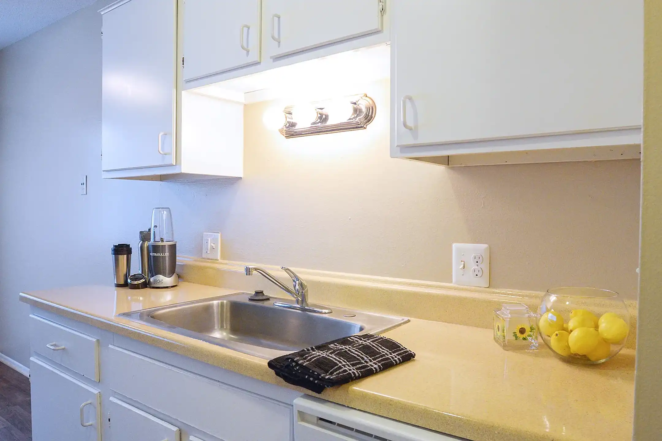 Rochester Square Apartments - Rochester, MI 48307 | ApartmentGuide.com