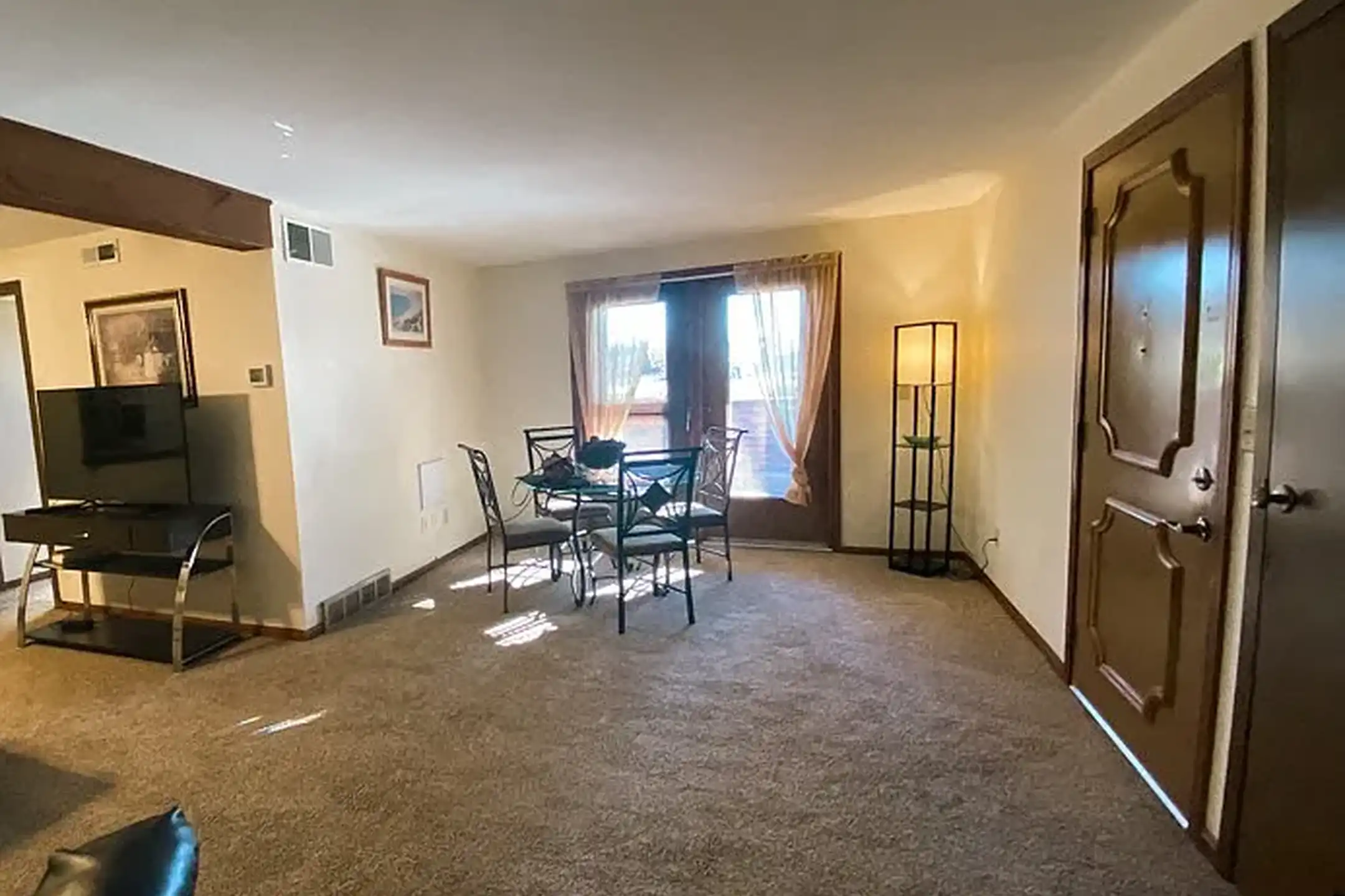 Carriage Hill Apartments - Canton, OH 44718 | ApartmentGuide.com