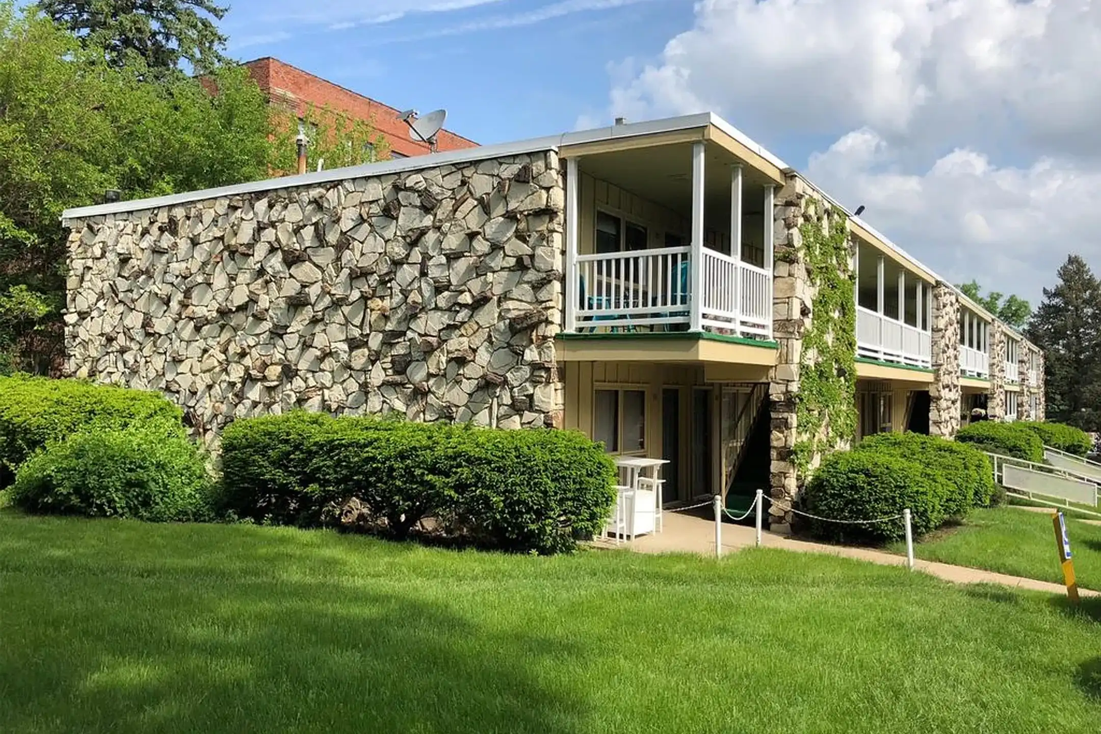 Grand Terrace Apartments - Des Moines, IA 50312 | ApartmentGuide.com