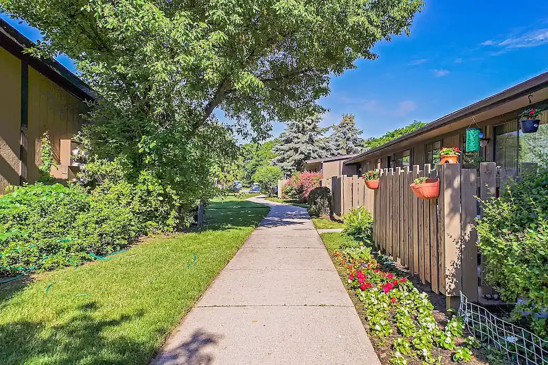 Oakwood Park Apartments - Ypsilanti, MI 48198 | ApartmentGuide.com