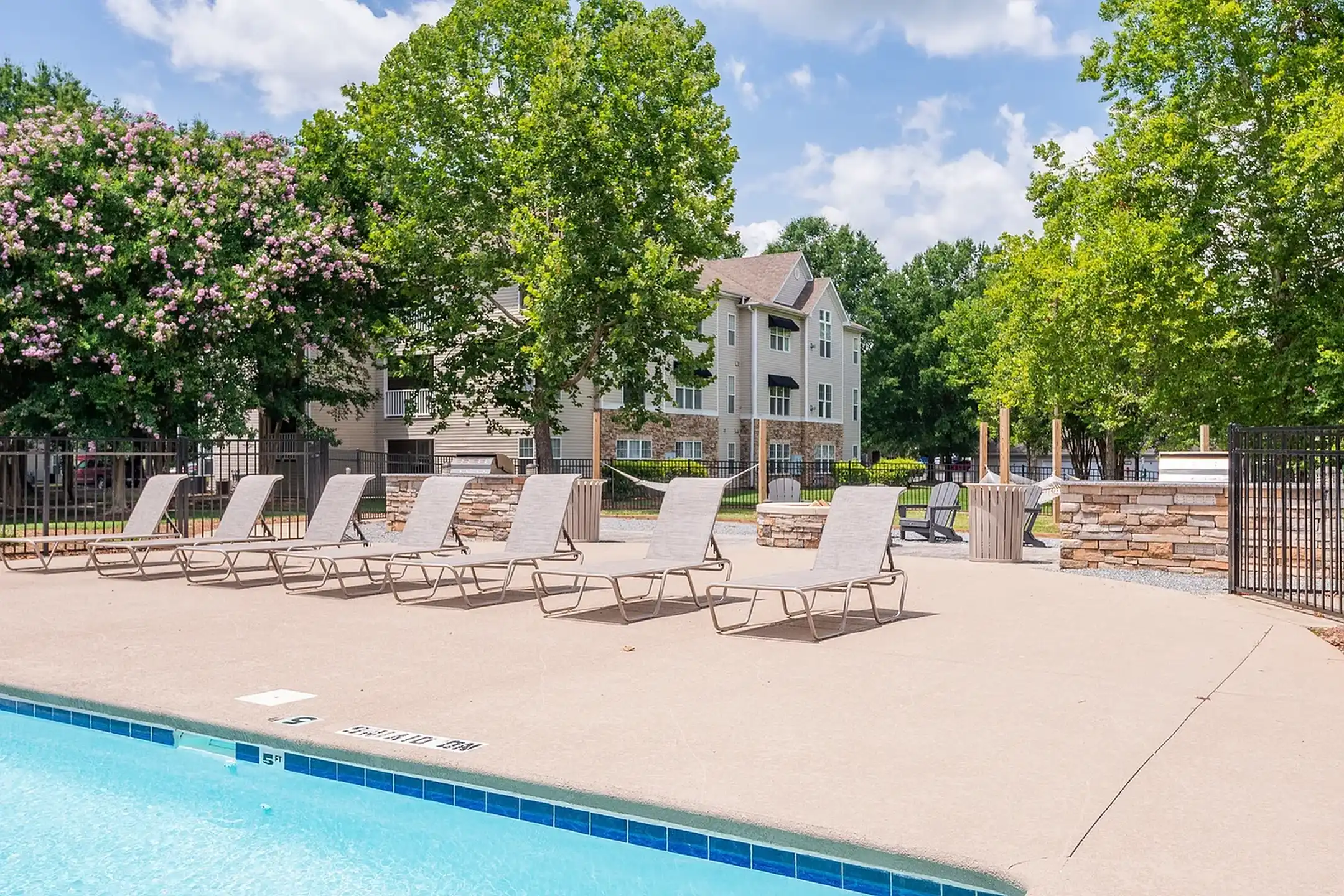 Allerton Place - Greensboro, NC 27409 | ApartmentGuide.com