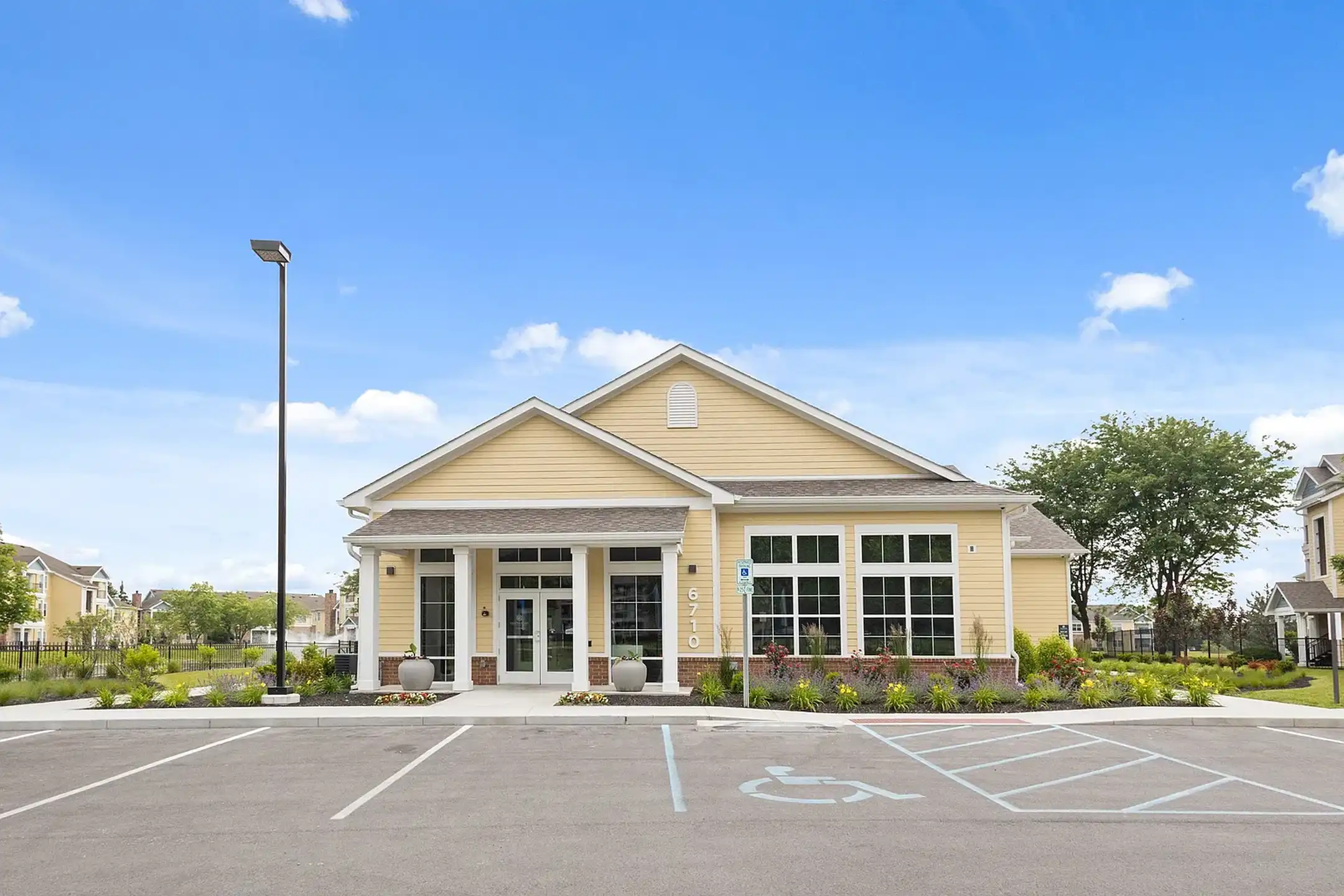 Center Point - Indianapolis, IN 46214 | ApartmentGuide.com