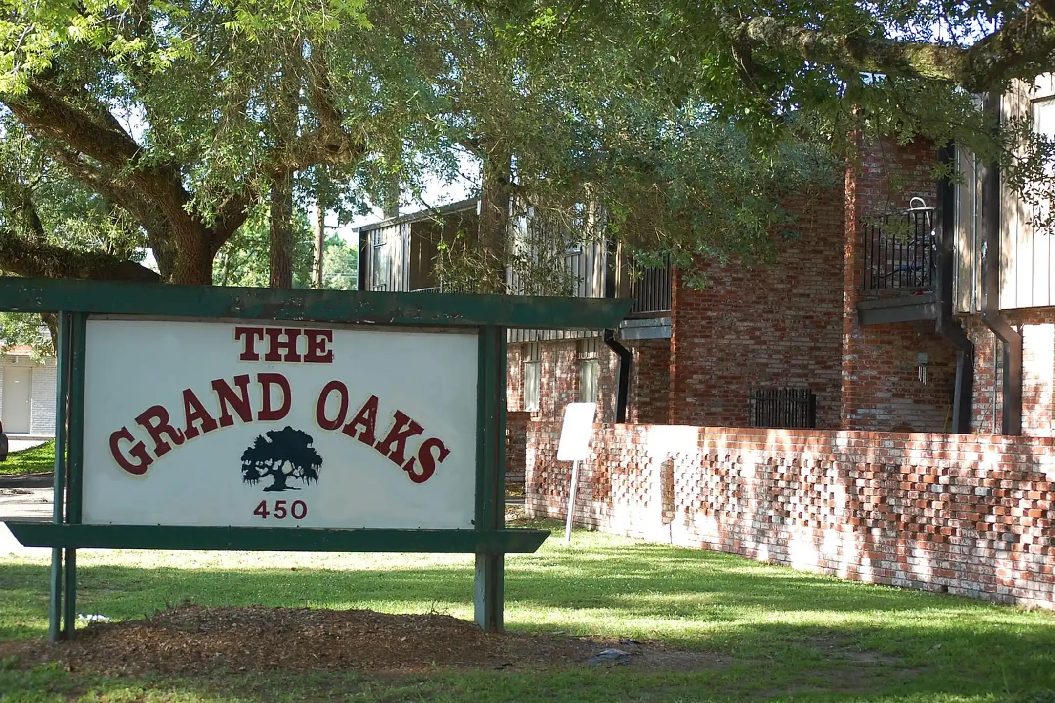 Grand Oaks Apartments - Baton Rouge, LA 70806 | ApartmentGuide.com