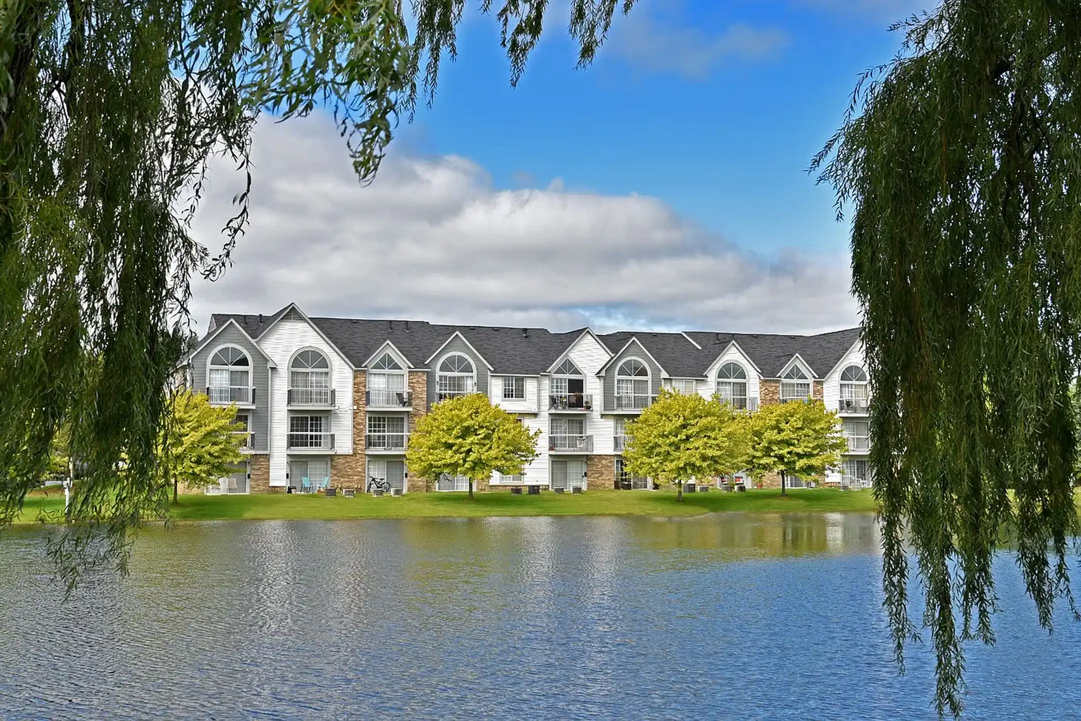 Portsmouth Apartments - Novi, MI 48377 | ApartmentGuide.com