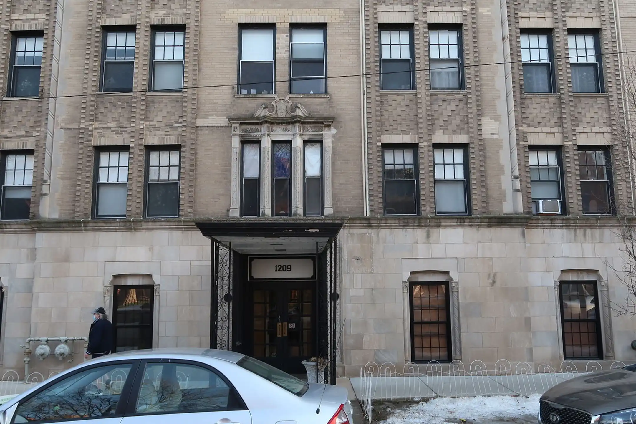 Apartments for Rent at 1209 W Sherwin Ave