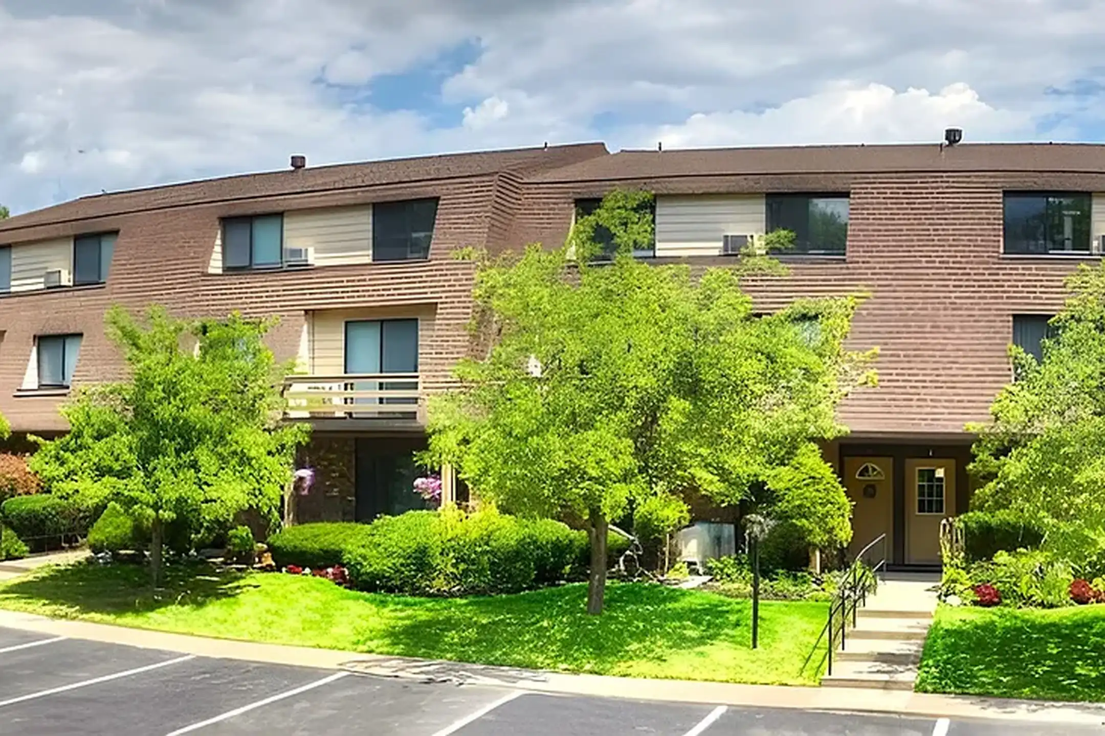 Brook Hill Village - Rochester, NY 14625 | ApartmentGuide.com