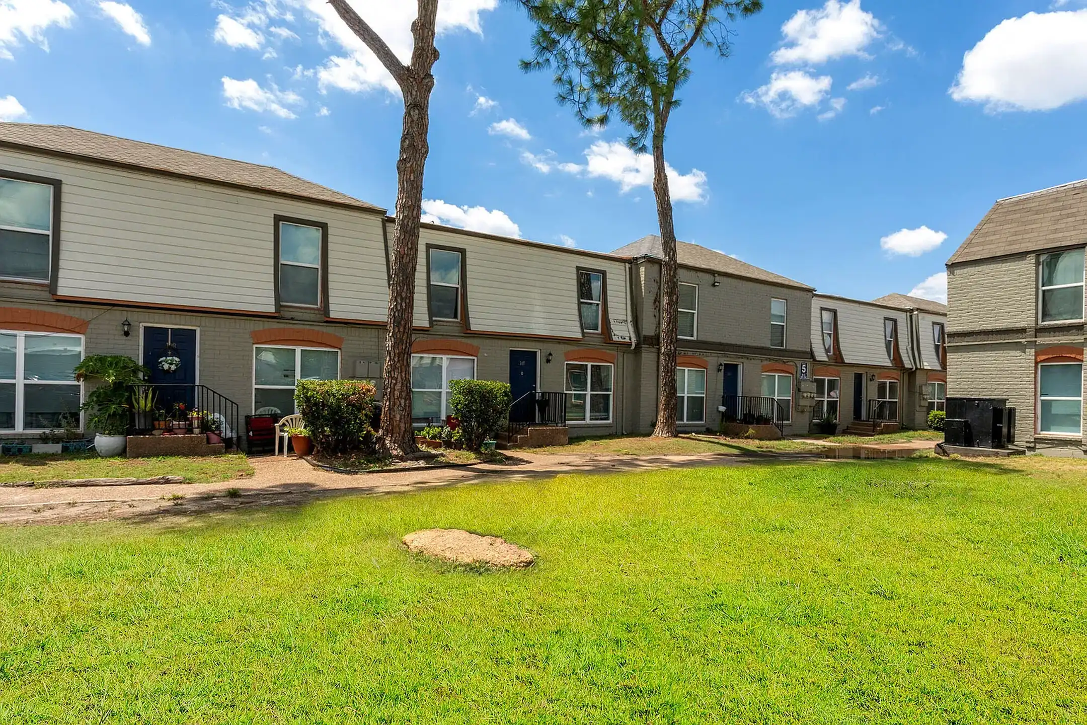 Valencia at Spring Branch - Houston, TX 77055 | ApartmentGuide.com