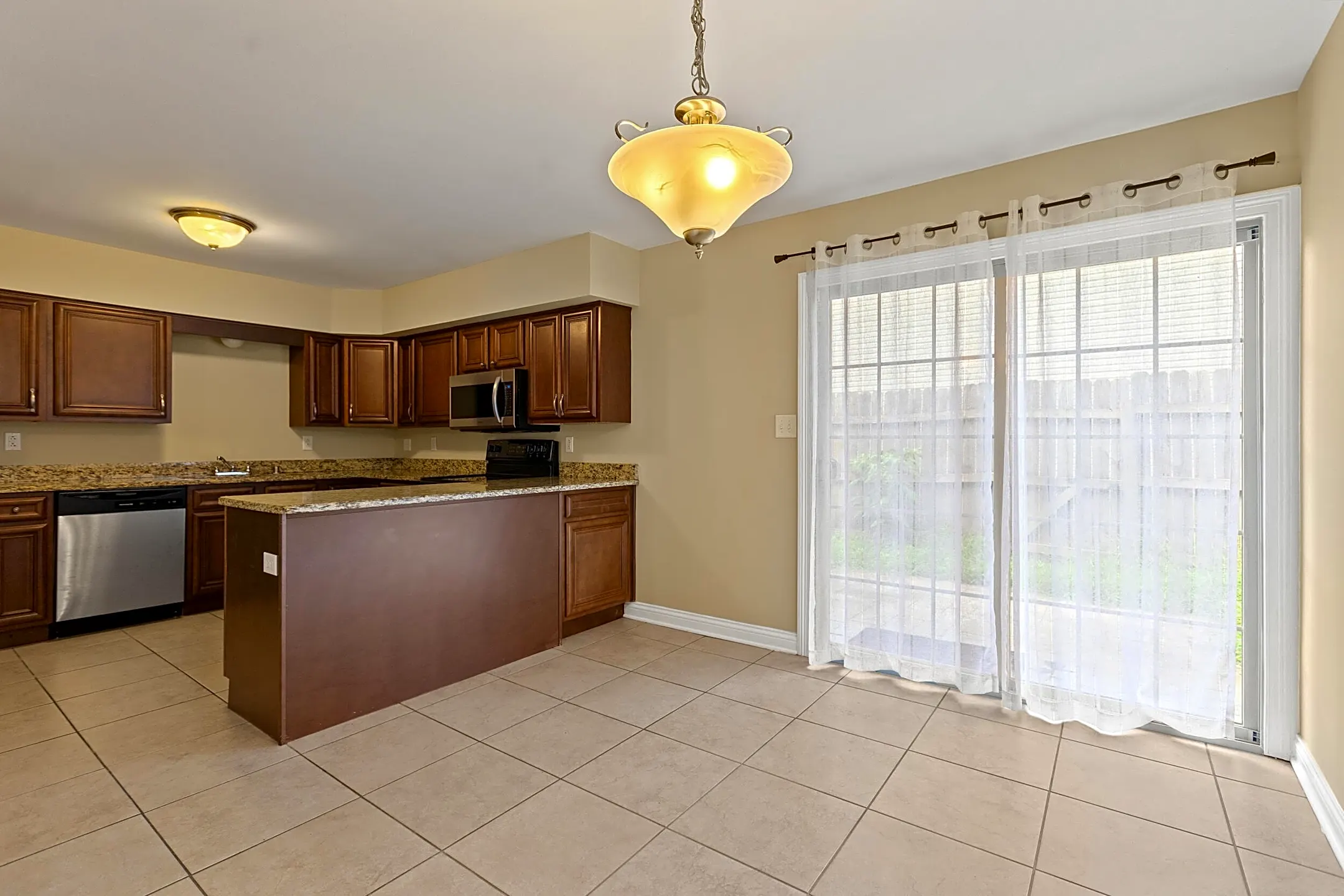 THE APARTNENT ラグマット　stabridge Sterling Court Apartments - Los Angeles, CA
