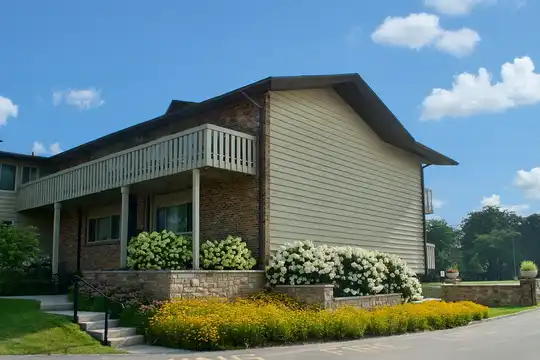 Quarry Lake Park, Racine, WI Apartments for Rent - 80 Apartments ...