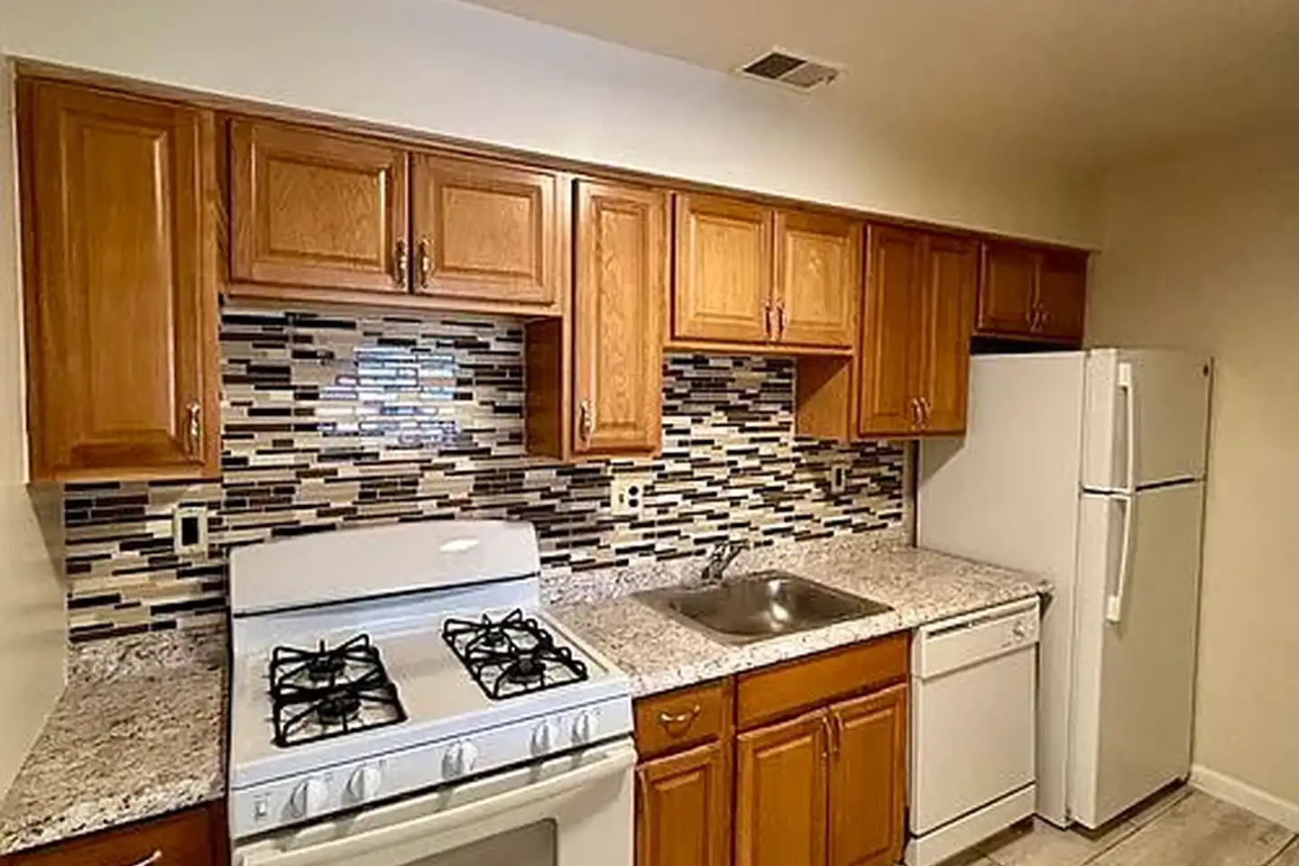 Brooklawn Gardens Parlin Apartments - Parlin, NJ 08859 | ApartmentGuide.com