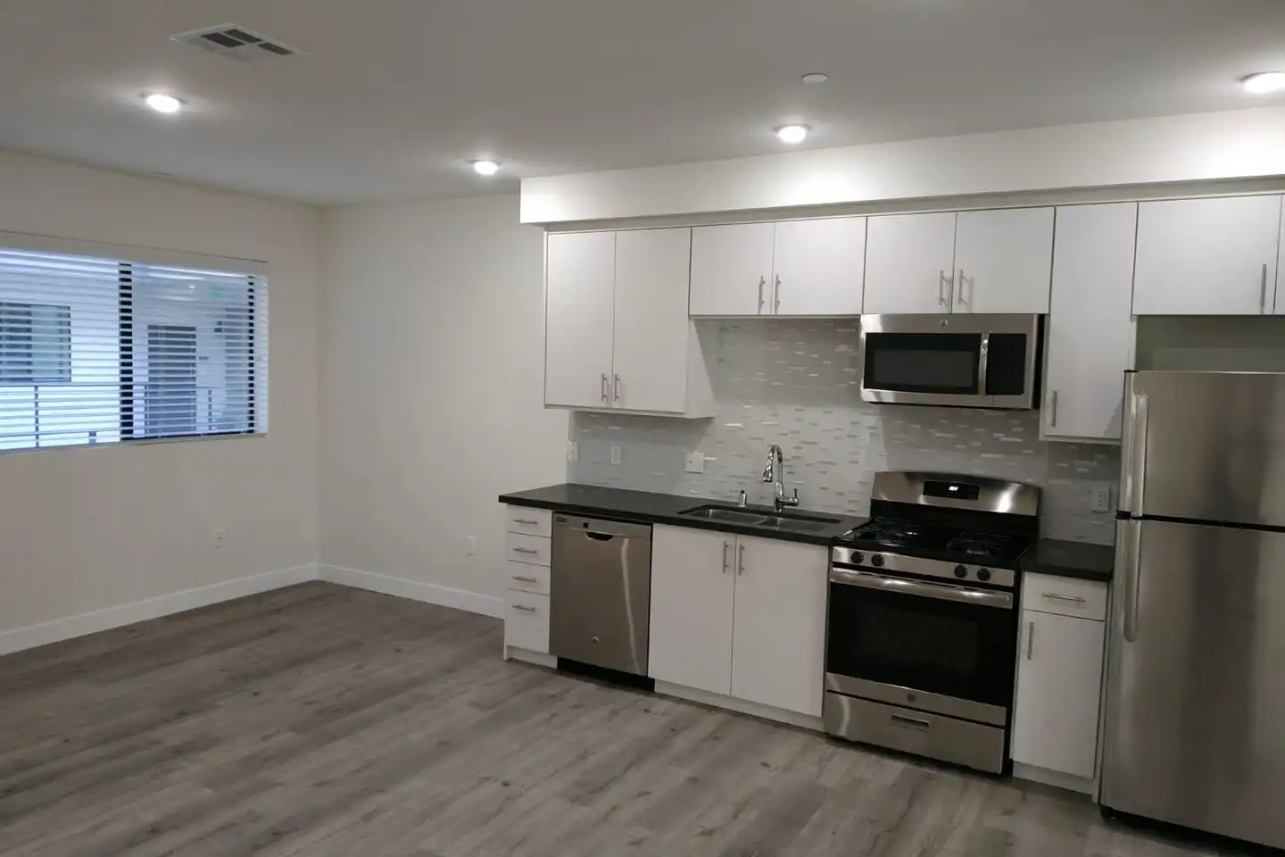 18529 Calvert St unit 207 - Los Angeles, CA 91335 | ApartmentGuide.com