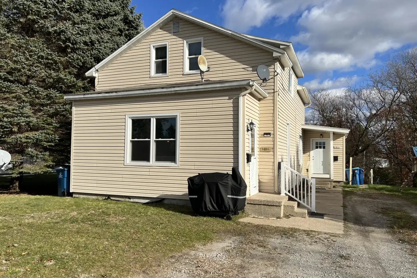 1011 Robinson St #1/2 - Manistee, MI 49660 | ApartmentGuide.com