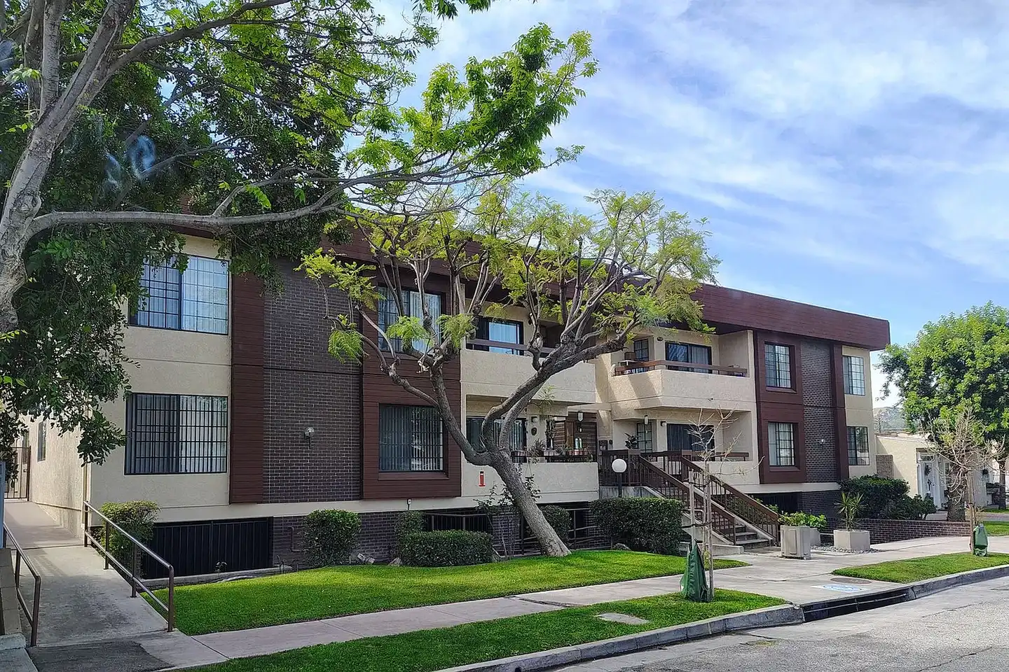 320 W. Maple St. - Glendale, CA 91204 | ApartmentGuide.com