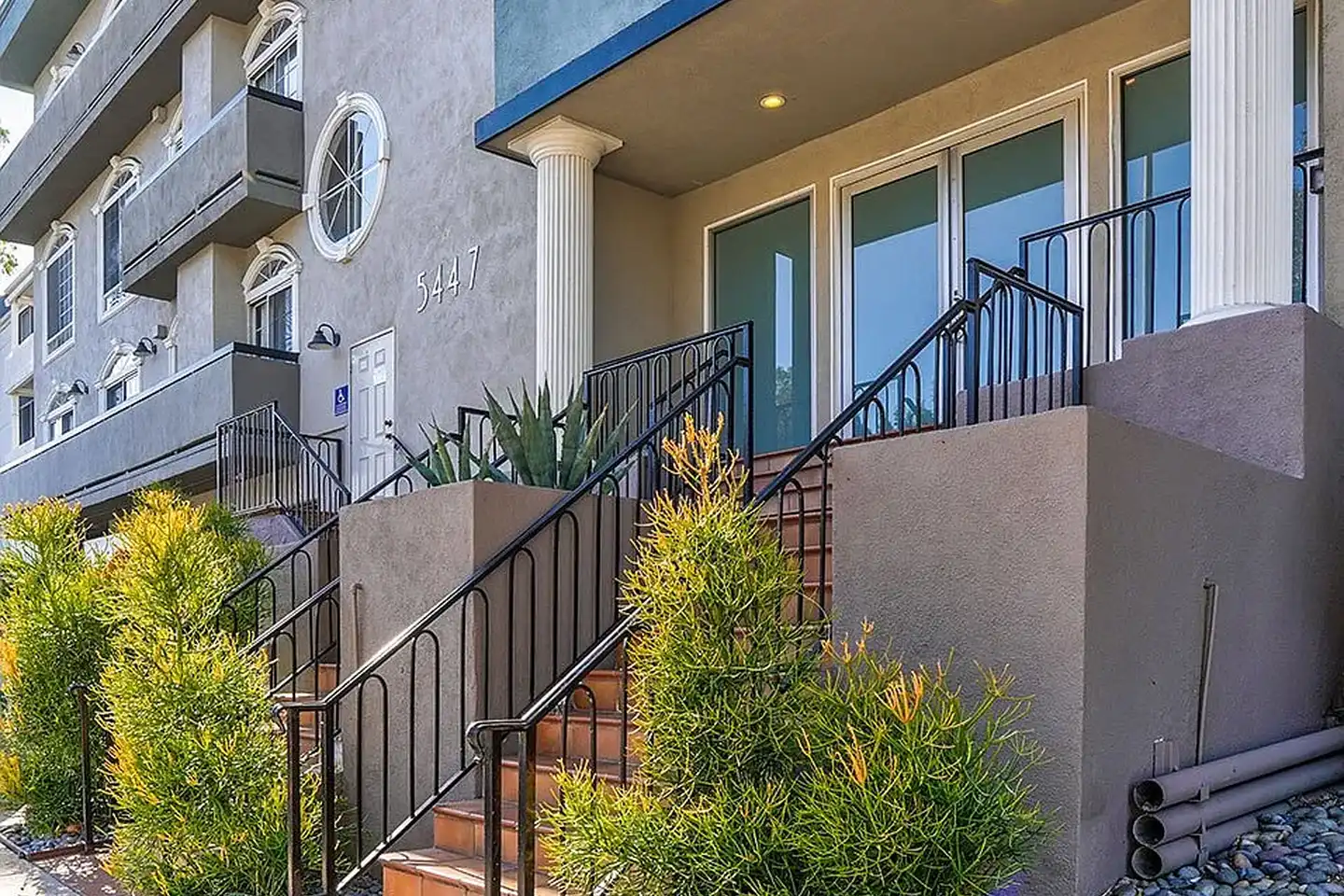 Chateau Encino - Encino, CA 91316 | ApartmentGuide.com