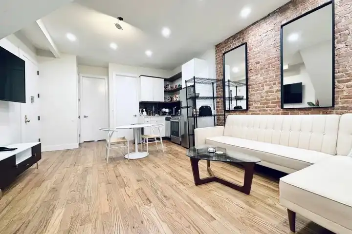 Private Bedroom in 7 Bedroom/3 Bathroom Home - New York, NY 11206 ...