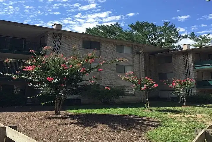 Calvert Hall Apartments - Landover Hills, MD 20784 | ApartmentGuide.com