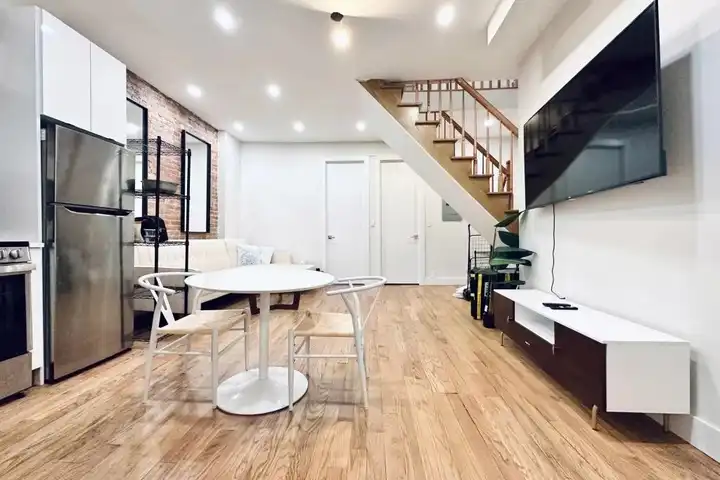 Private Bedroom in 7 Bedroom/3 Bathroom Home - New York, NY 11206 ...