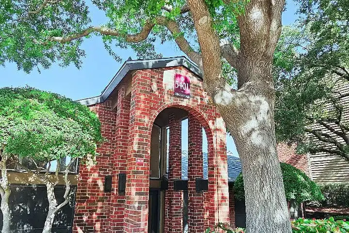 Falcon Ridge Apts - Fort Worth, TX 76112 | ApartmentGuide.com