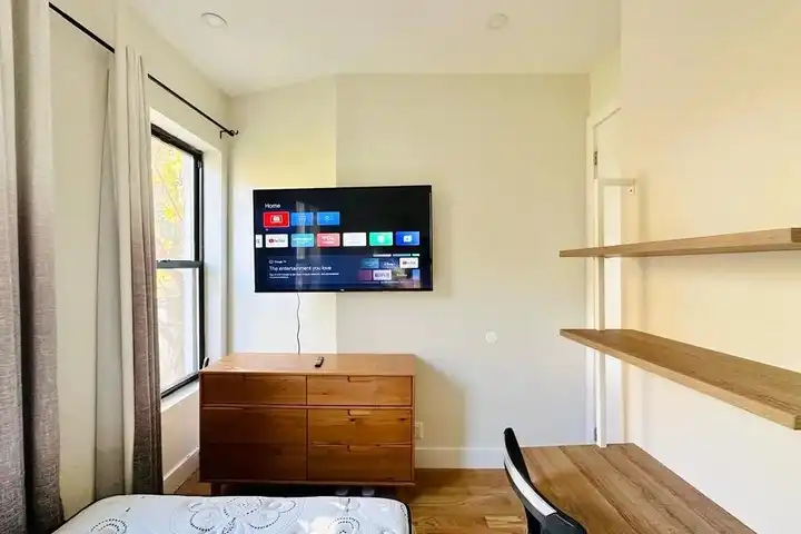 Private Bedroom in 7 Bedroom/3 Bathroom Home - New York, NY 11206 ...
