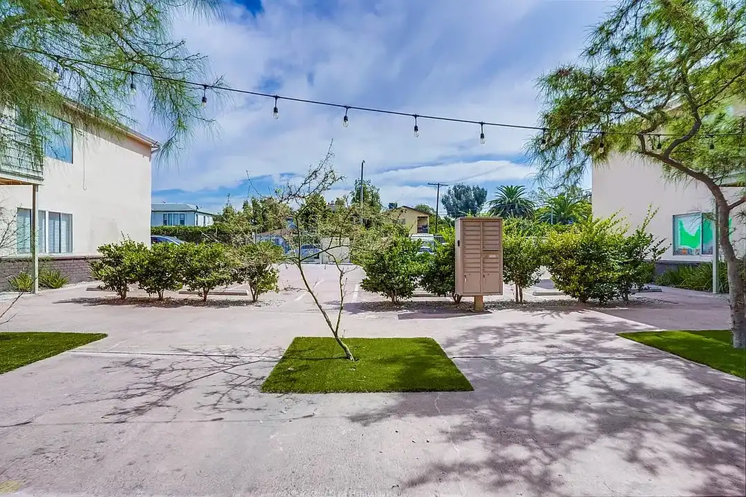 2425-2431 S Ridgeley Dr - Los Angeles, CA 90016 | ApartmentGuide.com